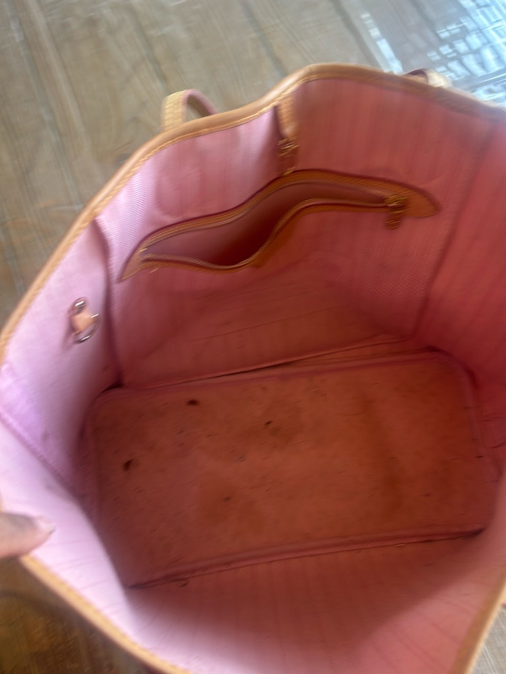 Luxury Checkered Tote Bag in Cream and Pink - Picture 3 of 13